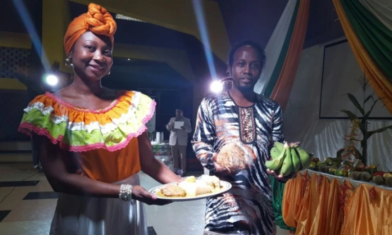 Oferta. El pueblo negro llevó plátano y una muestra de la comida que se puede hacer con este producto. Foto: Expreso