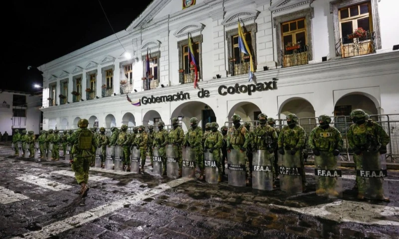 Frente a la sede de la Gobernación de Cotopaxi se concentraron en torno a medio centenar de policías / Foto: EFE