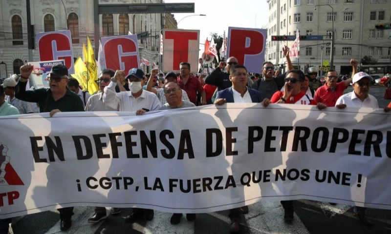 Los manifestantes portaron pancartas y banderas, y lanzaron lemas contra la reorganización de la empresa / Foto: EFE