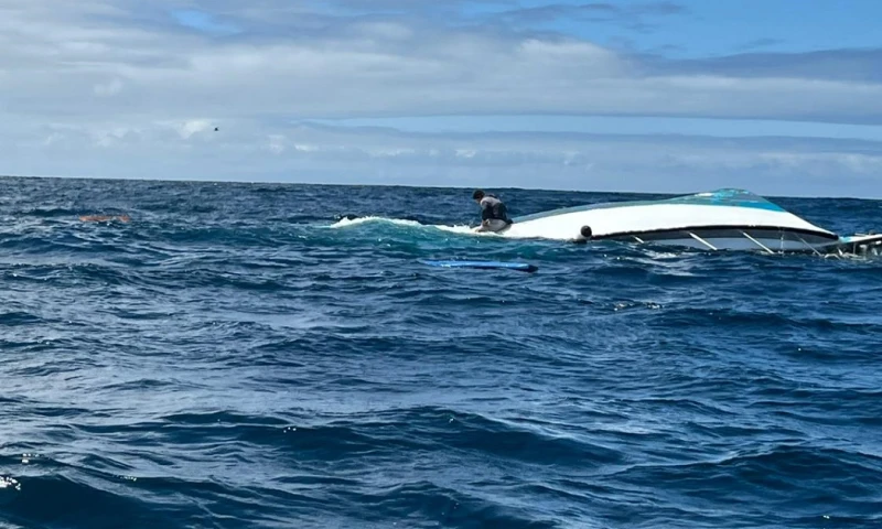 La embarcación en la que viajaban había tenido problemas en el mar antes de llegar a su destino / Foto: cortesía Armada del Ecuador 