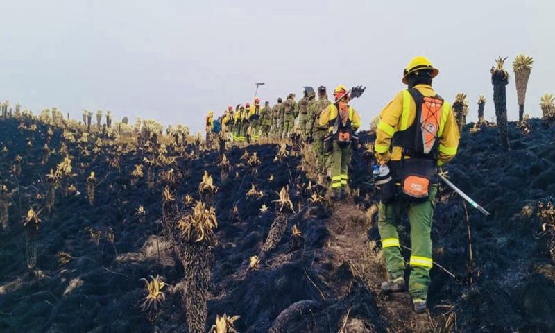 : Un equipo del CBQ prevé realizar un sobrevuelo en un helicóptero del Ejército para visualizar el área afectada/ Foto: cortesía Bomberos de Quito