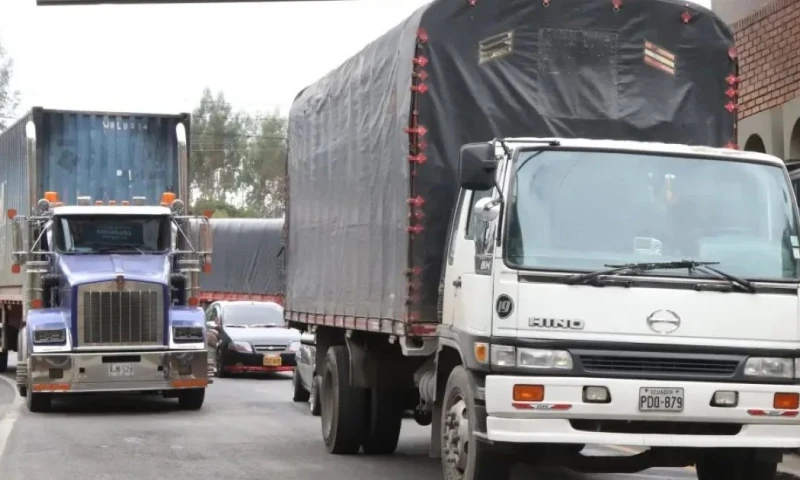 Durante el fin de semana se registraron largas filas de camiones en el Puente Internacional de Rumichaca / Foto: cortesía Portafolio