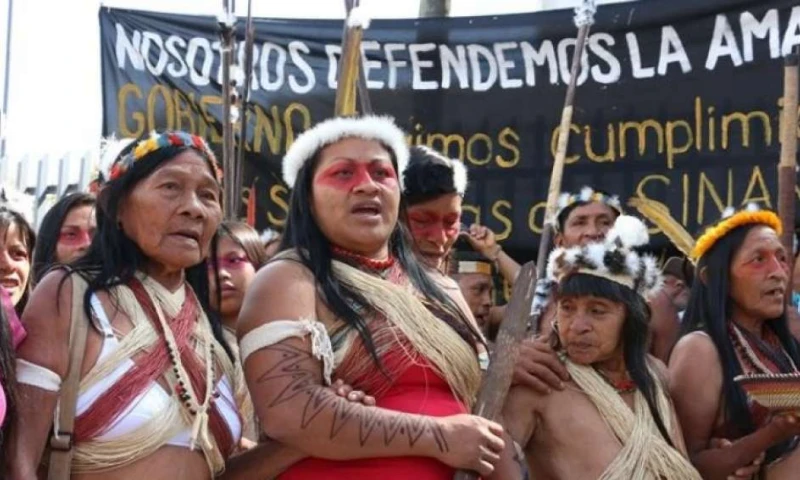 La protesta siguió frente la sede del Ministerio del Ambiente e irá también hasta la Contraloría y Corte Constitucional. Foto: El Telégrafo