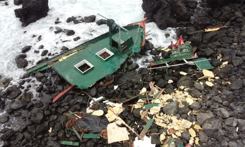 El bote fue localizado en el sur de la Isla Fernandina / Foto: cortesía de la Armada 