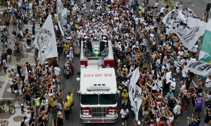 El cortejo fúnebre de Pelé  pasó por delante de la casa de la madre del astro brasileño, Celeste Arantes, que en 2022 cumplió 100 años de edad / Foto: EFE