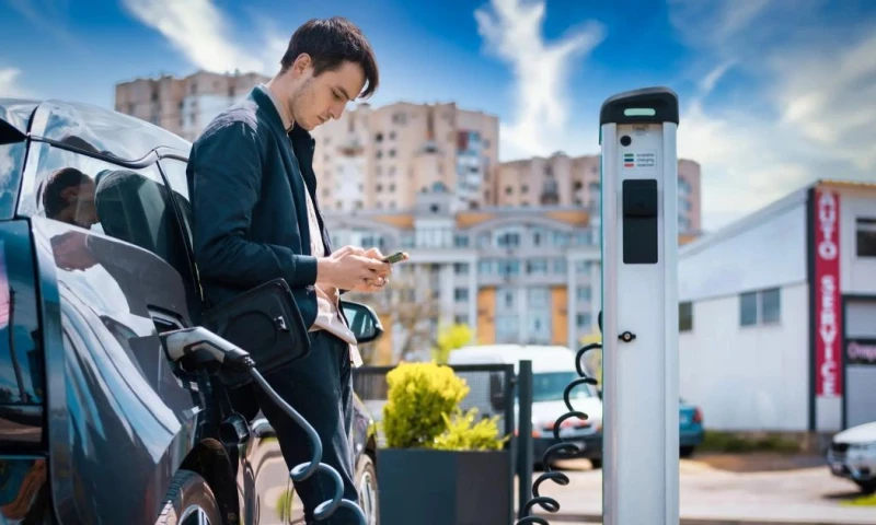 En Quito, por ejemplo, los autos eléctricos están exonerados del pago en estacionamientos municipales / Foto: IIGE