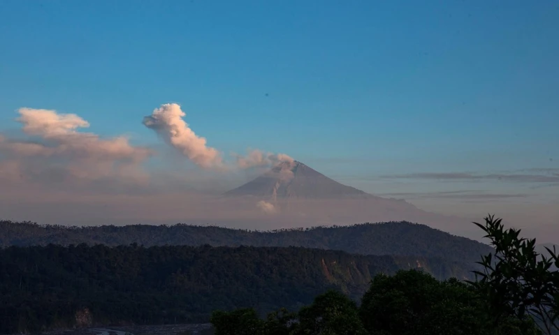 El coloso, de 5.230 metros de altitud, también generó 30 sismos leves de "largo periodo" y 21 episodios de "tremor de emisión" / Foto: EFE