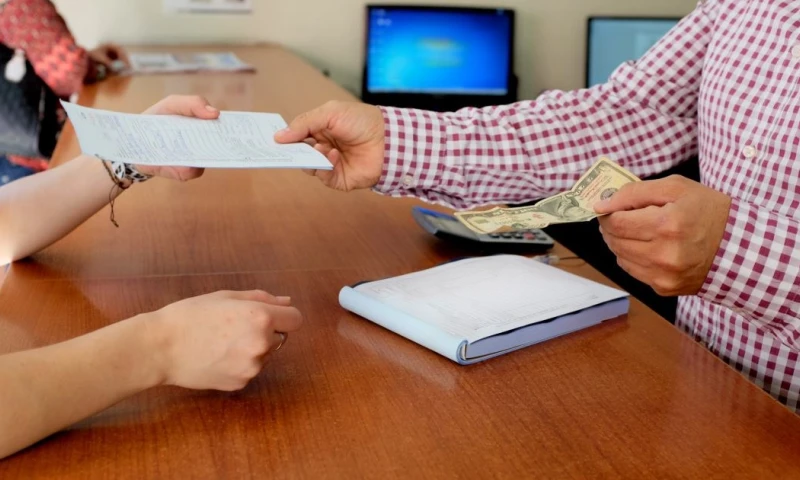 Todos los trabajadores en relación de dependencia en Ecuador tienen derecho a recibir un décimo tercer sueldo como ingreso extra. También es llamado bono navideño por la fecha en la que se paga/ Foto: Cortesia Diario La Hora