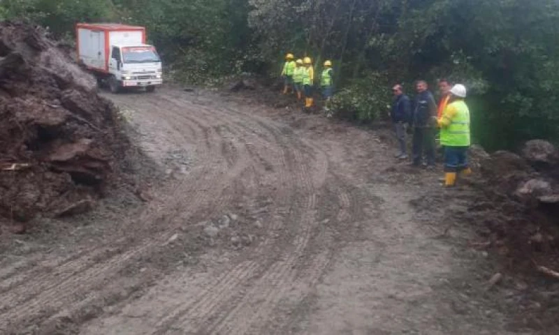 El el sector de Purshi se construyó una vía alterna para reestablecer el tráfico vehicular. Foto: Cortesía Ministerio de Transporte y Obras Públicas. Foto: El Comercio