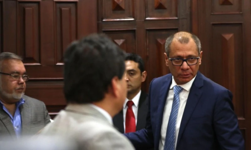 Solitario. Contrario a la costumbre, Glas compareció sin su partido ante la prensa. Foto: Expreso