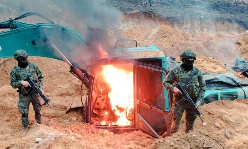 El estudio sostiene que el oro extraído de forma ilegal se ha convertido en uno de los principales motores de la violencia y la destrucción ambiental / Foto: cortesía Ejército Ecuatoriano