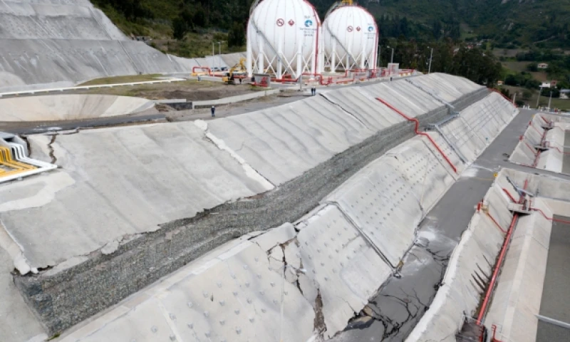Así está la situación de los taludes en la planta del Poliducto Pascuales-Cuenca. El gobierno confirmó, con ayuda del PNUD y tres empresas internacionales, el desastre petrolero dejado por Rafael Correa. Foto: Plan V