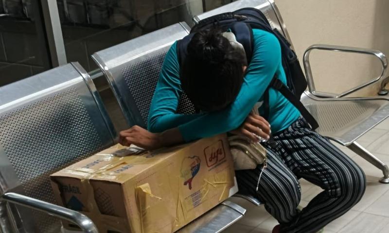 La entrega del cuerpo de una bebé achuar en una caja de cartón en Macas provocó indignación / Foto: cortesía Christian Sánchez