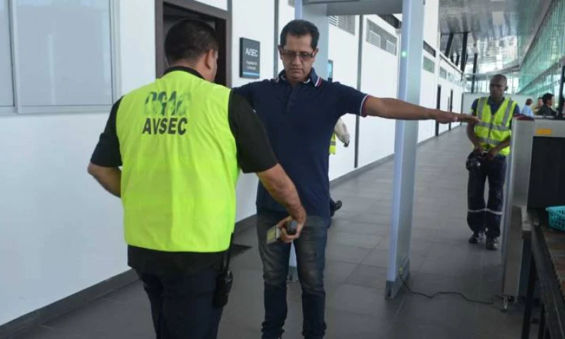 Un pasajero pasa los controles antes de embarcarse en uno de los vuelos. Foto: Expreso