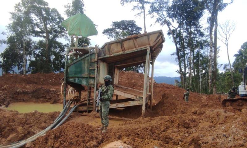 La operación resultó en la destrucción de tres campamentos utilizados para extracción ilegal de minerales / Foto: cortesía Fuerzas Armadas