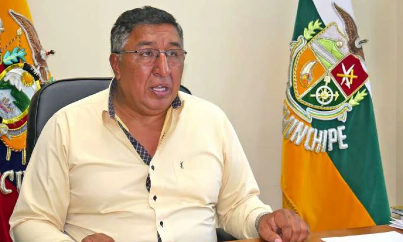 Eduardo Calvas realiza una invitación a las personas para que participen en la limpieza. Foto: La Hora