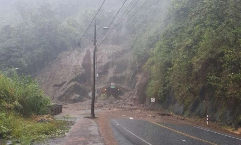 Dos personas fallecen en bus atrapado bajo el lodo en la vía Baños-Puyo. Foto: La Hora 