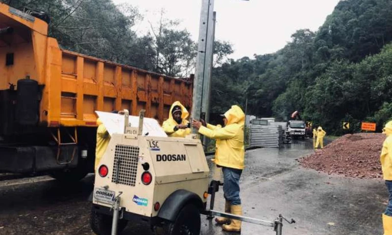 Trabajos. Se espera que la conectividad se restablezca en pocos días. Foto: La Hora