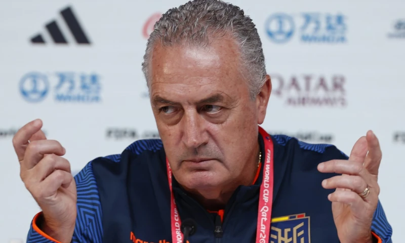 "La Federación quiere que continúe el profe Alfaro. Eso lo hemos hablado, pero él no ha tomado ninguna decisión, por lo que esperamos su pronunciamiento" / Foto: EFE