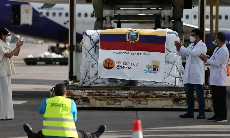 Ecuador recibe con honores la primera remesa de vacunas de Pfizer / Foto: EFE