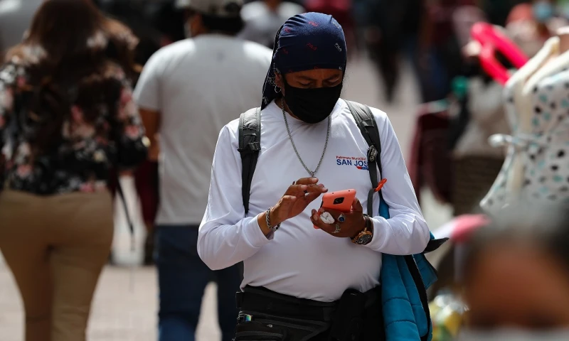 El Gobierno suspendió en mayo pasado las negociaciones con Telefónica y Claro por 120 días o hasta que varias instituciones entreguen una serie de informes solicitados / Foto: EFE