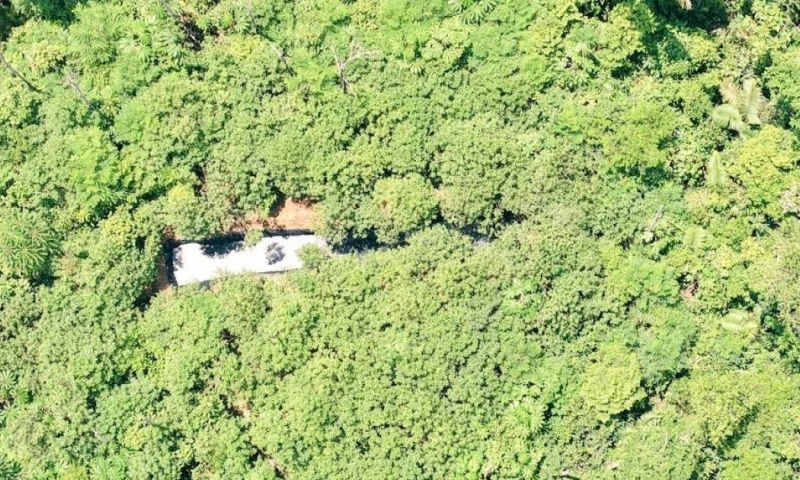 Durante el operativo, las fuerzas militares localizaron e inhabilitaron un sistema clandestino destinado al acopio de hidrocarburos / Foto: cortesía Ejército Ecuatoriano