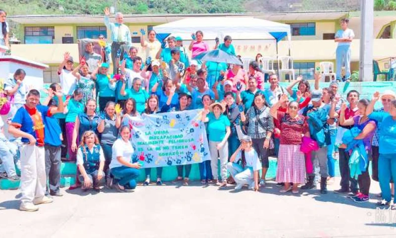 Al final los participantes plasmaron sus manos en un lienzo. Foto: La Hora