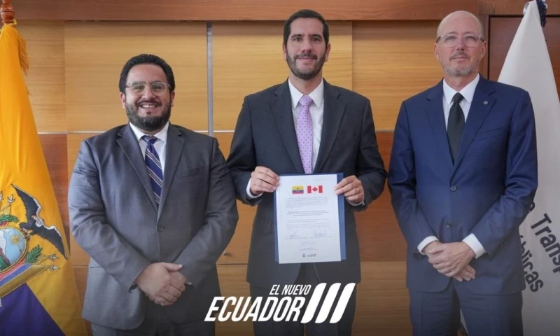 El embajador de Canadá, Stephen Potter (der.), participó en el acto / Foto: cortesía MTOP