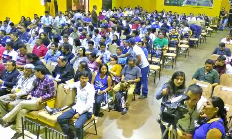 EXPERTOS. Expositores y autoridades durante la inauguración del evento académico. Foto: La Hora