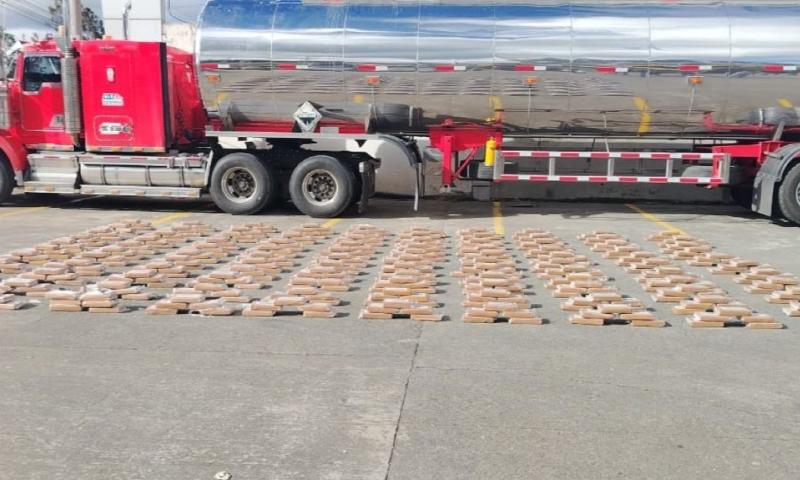 El conductor del vehículo fue detenido para investigaciones y se le decomisó también su teléfono móvil / Foto: cortesía Policía Nacional