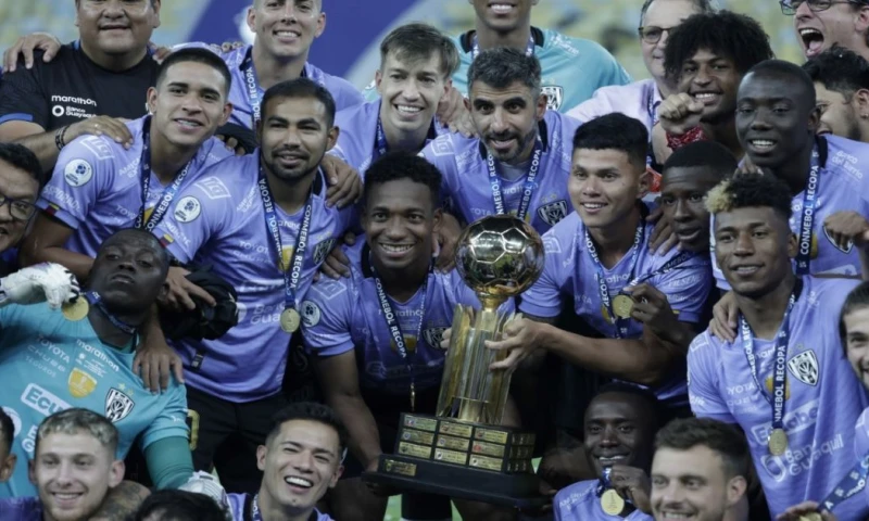 Es el tercer título internacional del cuadro rayado. Anteriormente, había ganado la Copa Sudamericana en el 2019 y 2022 / Foto: EFE