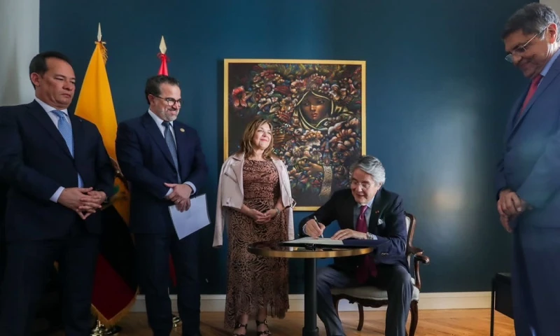 La firma de decreto se realizó en Madrid durante el primer día de la gira que Lasso realiza por España, Bélgica y Estados Unidos / Foto: cortesía Cancillería