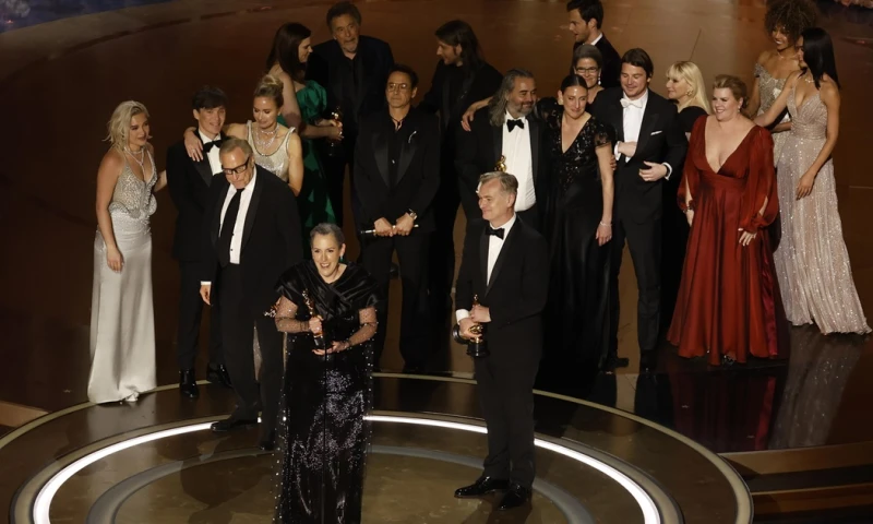 Un escenario al que subieron Emma Stone y el irlandés Cillian Murphy, para recoger los premios a mejor actor y actriz   / Foto: EFE