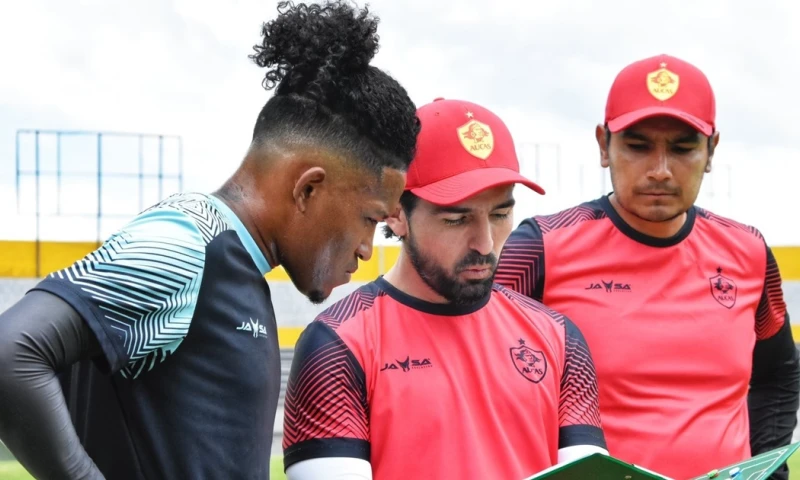 El mexicano Gerardo Espinoza se estrenará mañana como técnico de Aucas/ Foto: cortesía Aucas