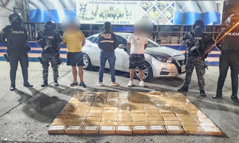 Los dos hombres fueron capturados el sábado en Guayaquil / Foto: cortesía Policía Nacional 