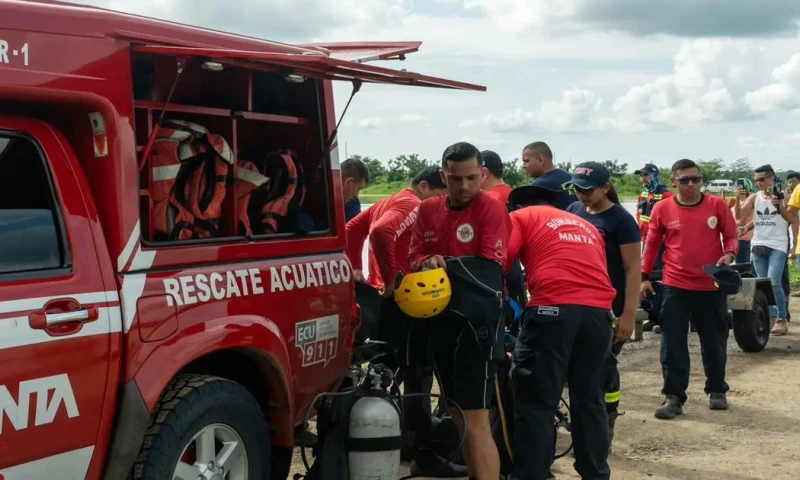 Los bomberos de Chone realizaron la evacuación de los pacientes del hospital afectado a otras casas de salud / Foto: cortesía Alcadía de Manta