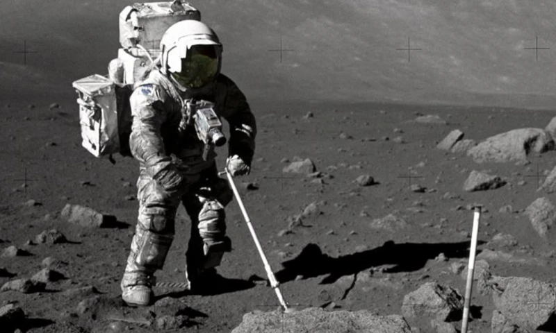 Los investigadores han utilizado cristales traídos de la Luna por los astronautas del Apolo en 1972 para calcular el momento de la formación lunar / Foto: EFE