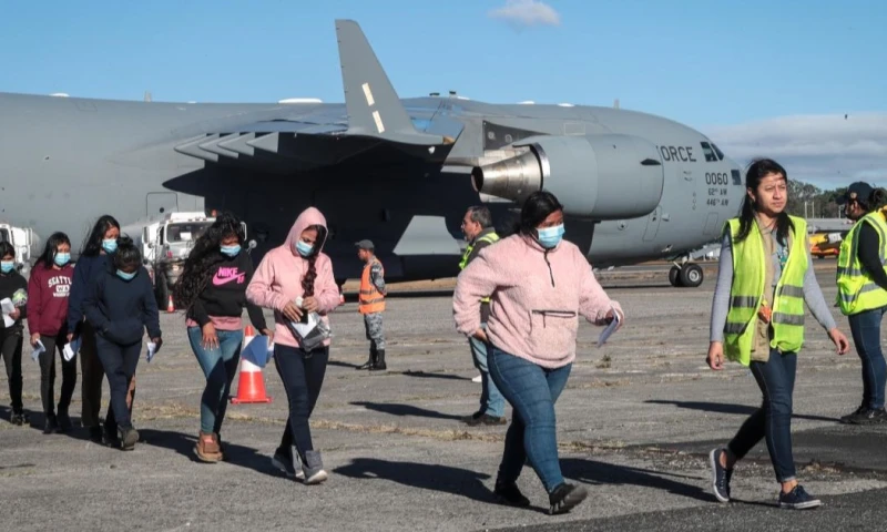 Durante el segundo vuelo de deportación, estuvo presente la vicepresidenta, Karin Herrera / Foto: EFE