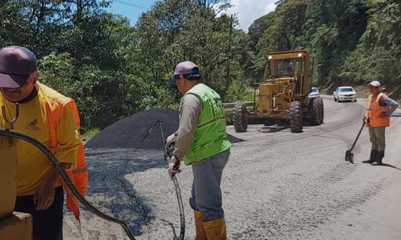 se colocó 100 metros cúbicos de asfaltado en los puntos críticos de la carretera que une a las dos provincias / Foto: cortesía ministerio de Transporte