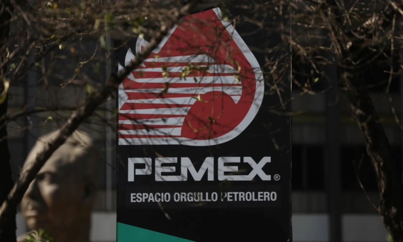 De acuerdo con el Plan Estratégico para el Fortalecimiento de Petróleos Mexicanos (Pemex) 2025-2035 ha logrado eliminar 7.337 tomas clandestinas y recuperar cerca de 51 millones de litros de hidrocarburo desde 2019./ Foto: cortesía EFE