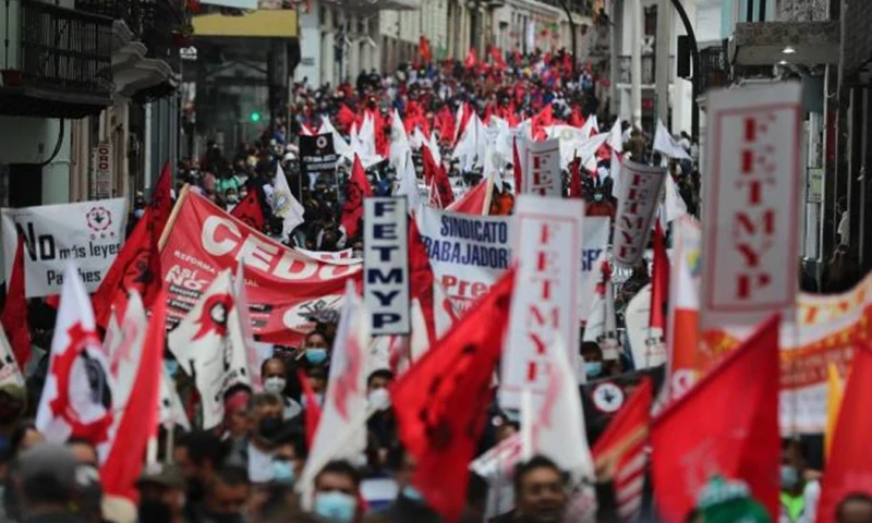 La Confederación Nacional de Servidores Públicos de Ecuador rechazó tajantemente los despidos/ Foto: cortesía EFE