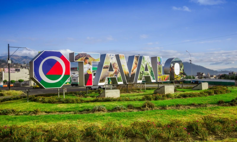 Otavalo es conocida por la vestimenta de los indígenas kichwa de la región