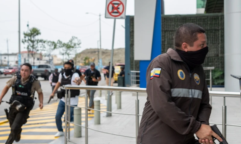 La Policía reveló un balance preliminar de acciones, entre las que mencionó la liberación de tres policías que habían sido secuestrados el lunes / Foto: EFE