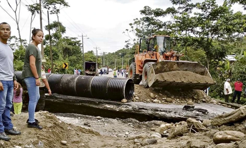 Los conductores de automotores tienen que estar atentos a los comunicados a través de redes sociales para buscar pasos alternativos.  Foto: El Telégrafo
