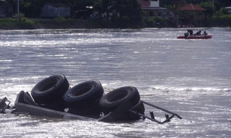 El puente colapsó aparentemente por el paso de un convoy de cinco tráileres que excedió el peso / Foto: cortesía Expedientes