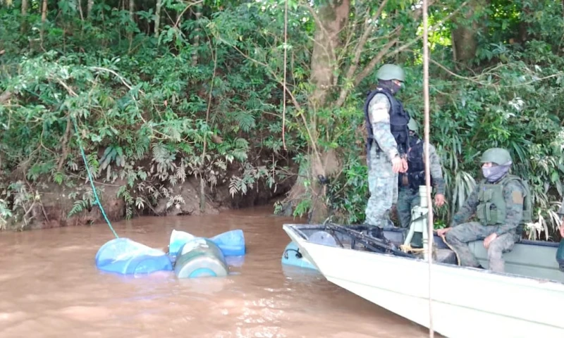 Las Fuerzas Armadas encontraron 715 galones con acetona en Sucumbíos / Foto: cortesía Fuerzas Armadas