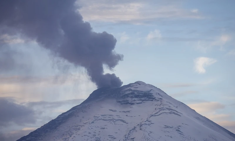 La ceniza también ha llegado a otras localidades ubicadas al sur de Quito y al norte del volcán, como Machachi, Tambillo y Alóag / Foto: EFE
