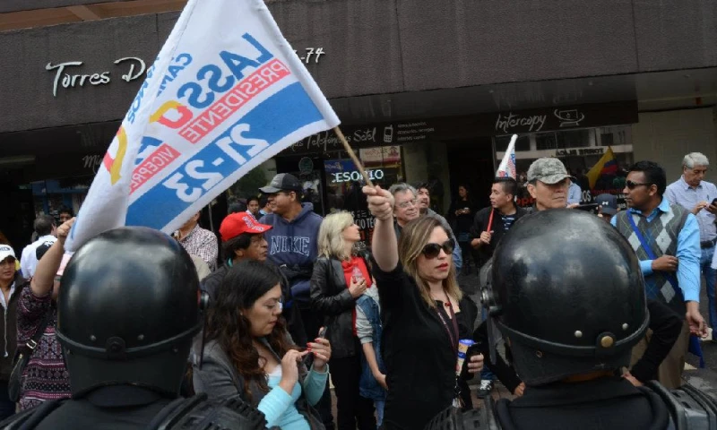 Pese a la lluvia y el frío, los manifestantes no se han retirado del lugar. Foto: La Hora