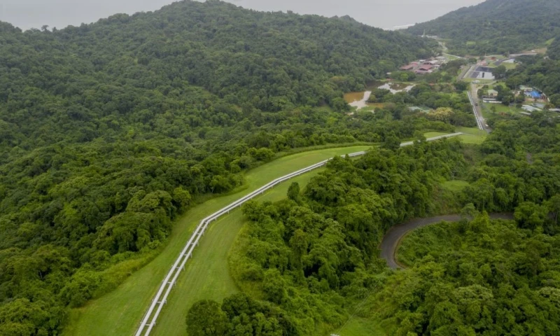 El aluvión rompió un tramo en el kilómetro 86, en el sector El Reventador / Foto: cortesía Petroecuador