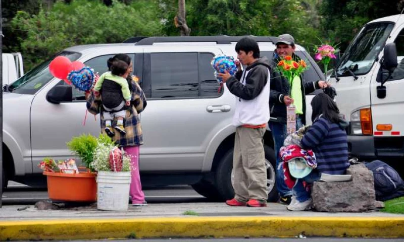 INFORMALIDAD. El ingreso por habitante y la desigualdad de género minan el desarrollo humano en Ecuador, señalan expertos. Foto / La Hora
